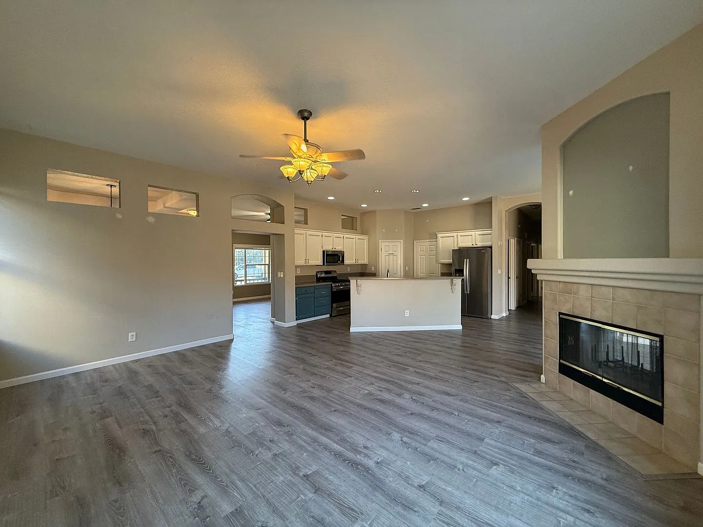 Spectacular 4/2 Elk Grove W/Salt Water Pool! (Please Read Ad For Showing Requirements)! — Photo 4