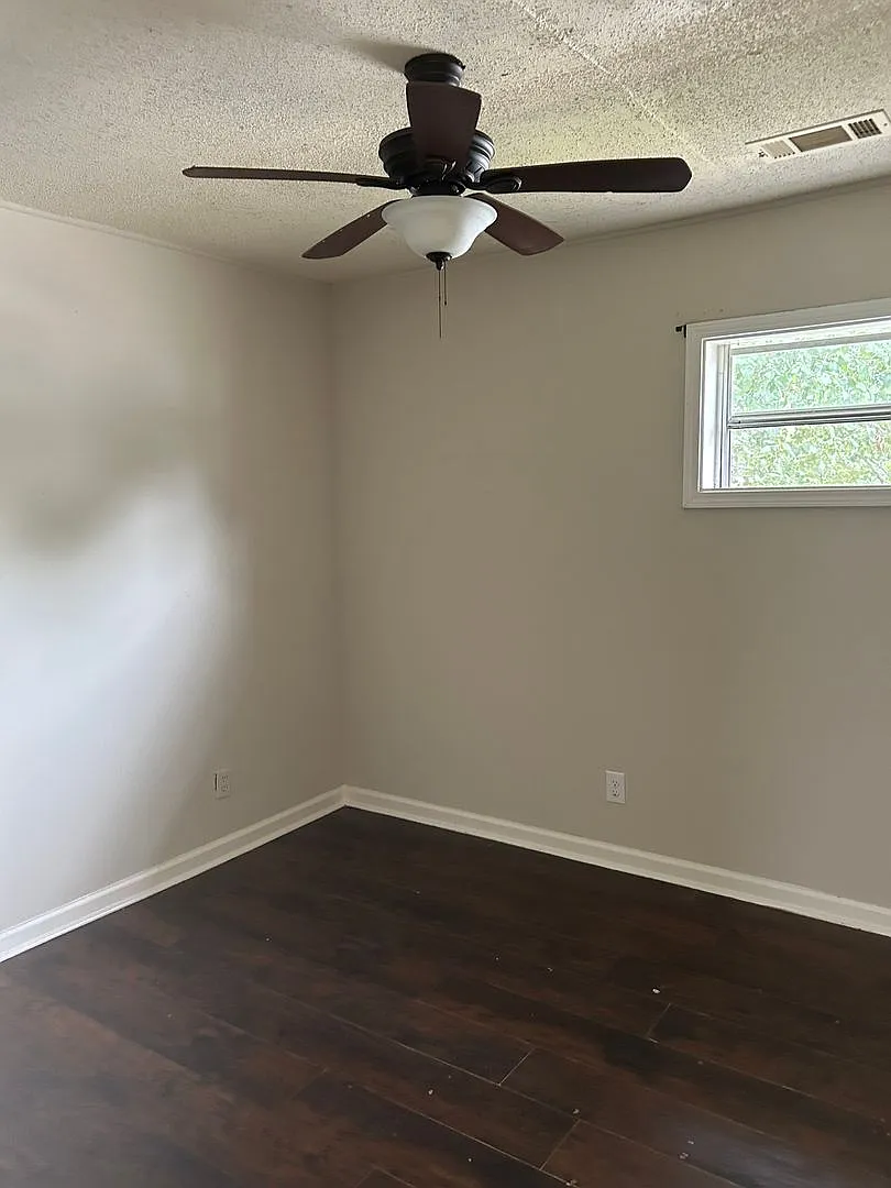 4 BR 2 bath — Photo 4
