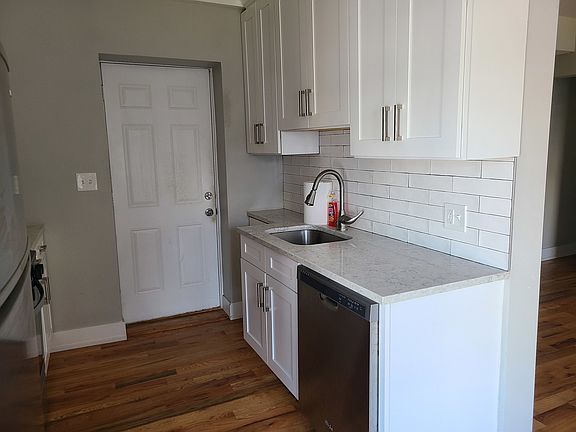 3rd image of 824 W Cuyler Ave APT 311