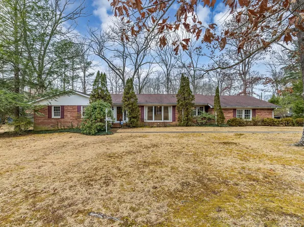 100 Woodside Ct, Tullahoma, TN 37388