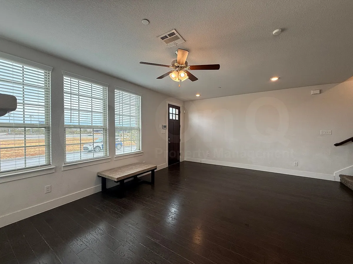 4 bed, 3.5 bath, 1555 sqft, $3,100 — Photo 4