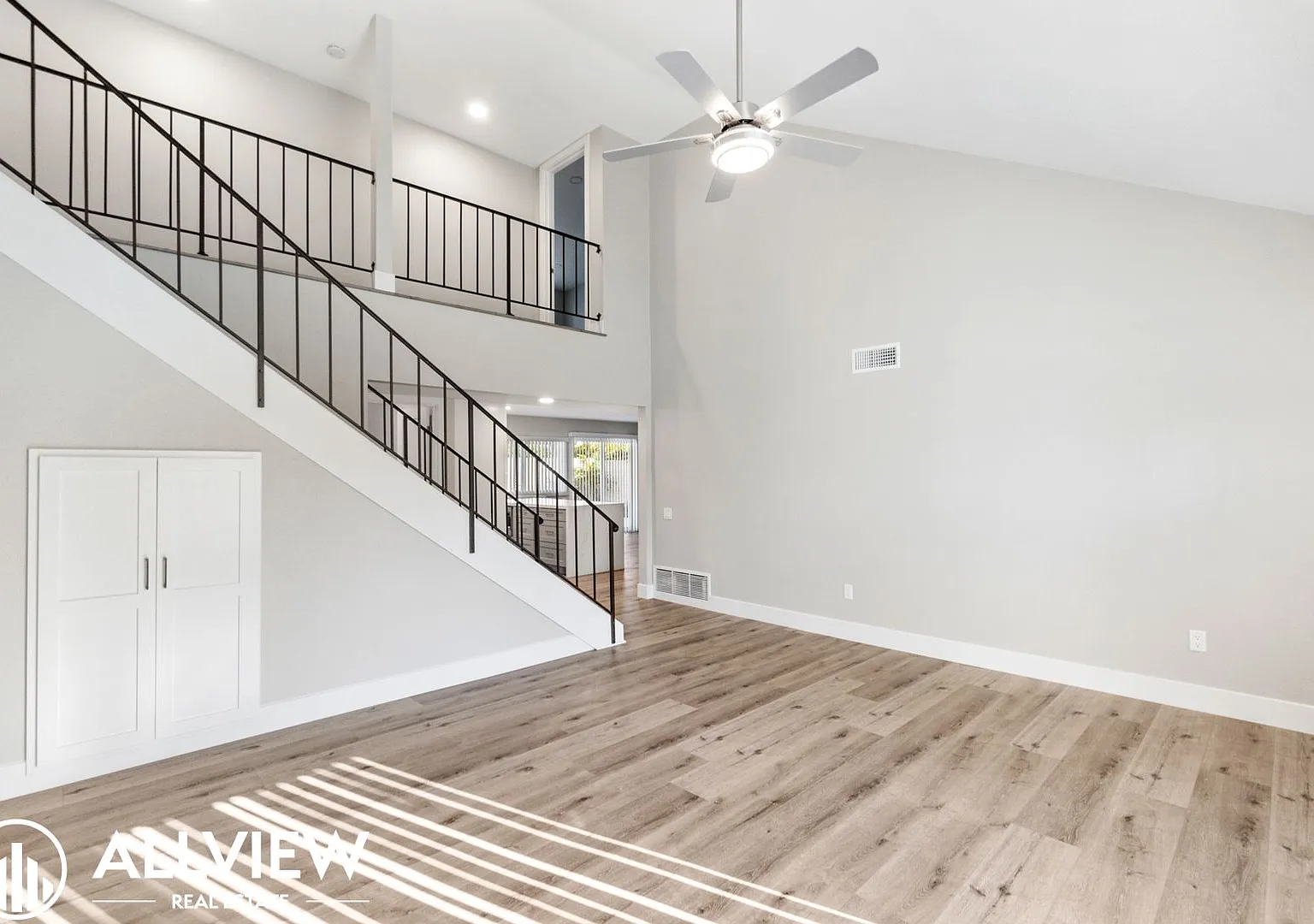 Welcome to this stunning 5-bedroom, 4-bathroom home located in the desirable Huntington Beach nei... — Photo 4