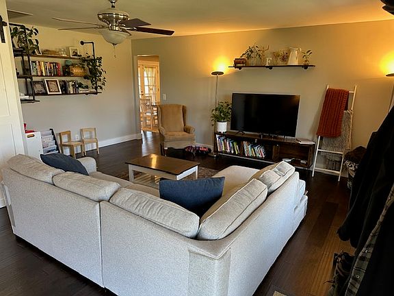 4th image of 1020 Crestview Dr