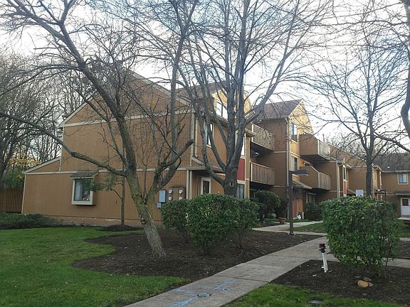 5th image of 165-105 Essex Ave
