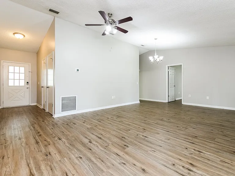 602 Cypress Ct — Photo 4