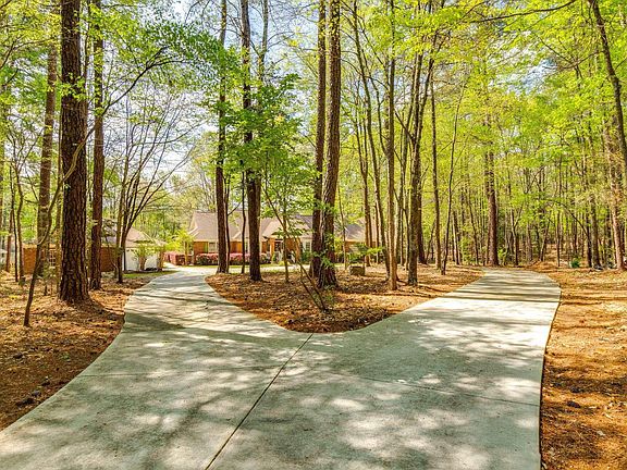 4th image of 325 Derrick Ln