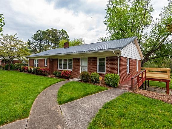 5th image of 828 Meadowood Dr NE