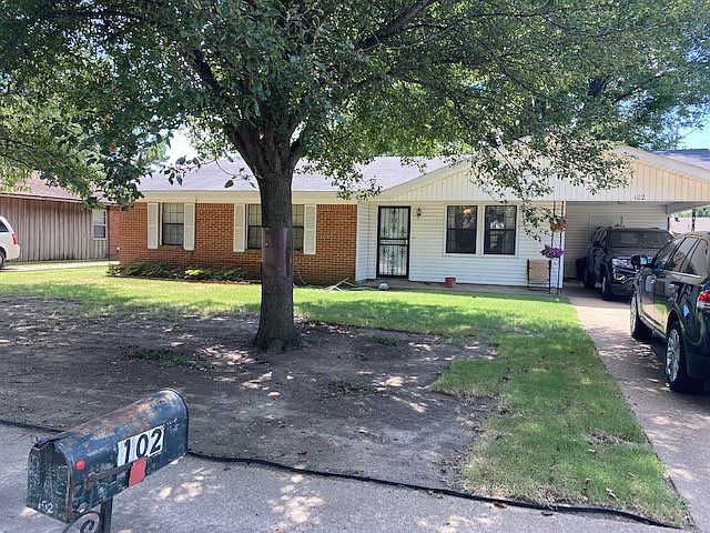 1st image of 102 Carriage Dr