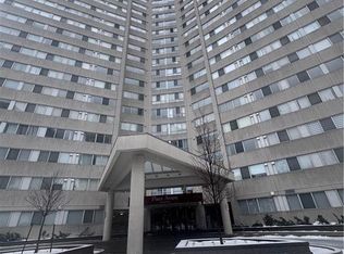3700 Kaneff Cres #1103, Mississauga, ON L5A 4B8