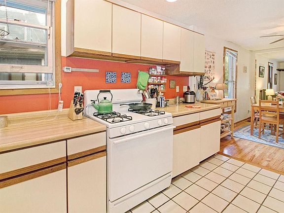 4th image of 304 Beakes St #1