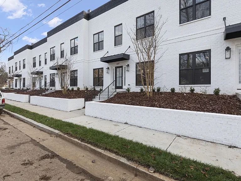 909 E State St — Photo 2