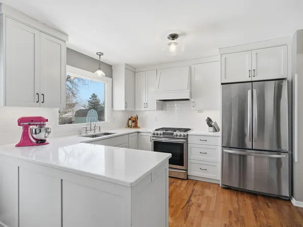 8671 Red Oak Dr, Eden Prairie, MN 55347