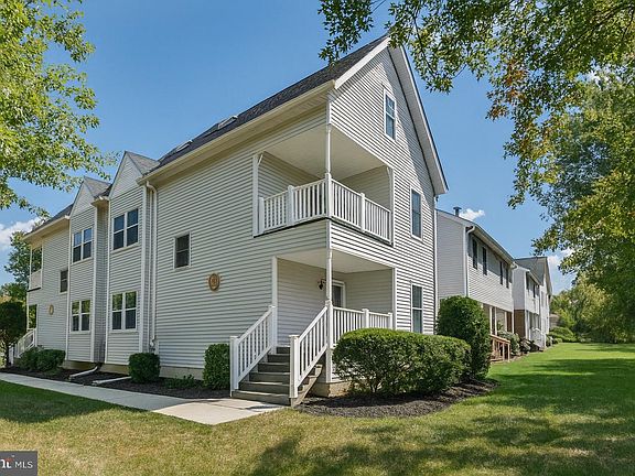 3rd image of 100 Victoria Dr