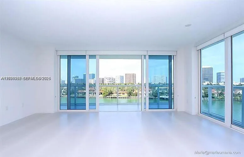 9821 E Bay Harbor Dr — Photo 2
