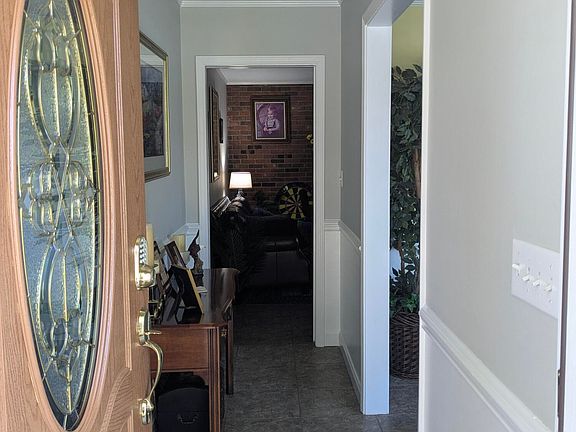 4th image of 221 Oneida Ct