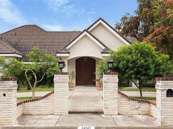 3rd image of 1201 W Hibiscus Ave