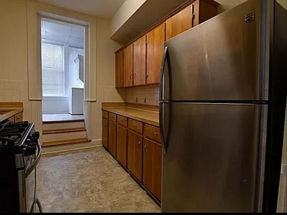 5th image of 302 7th St APT 1