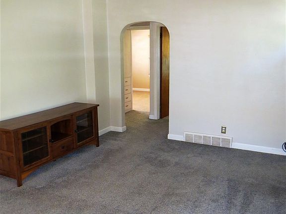 4th image of 325 Superior Ave