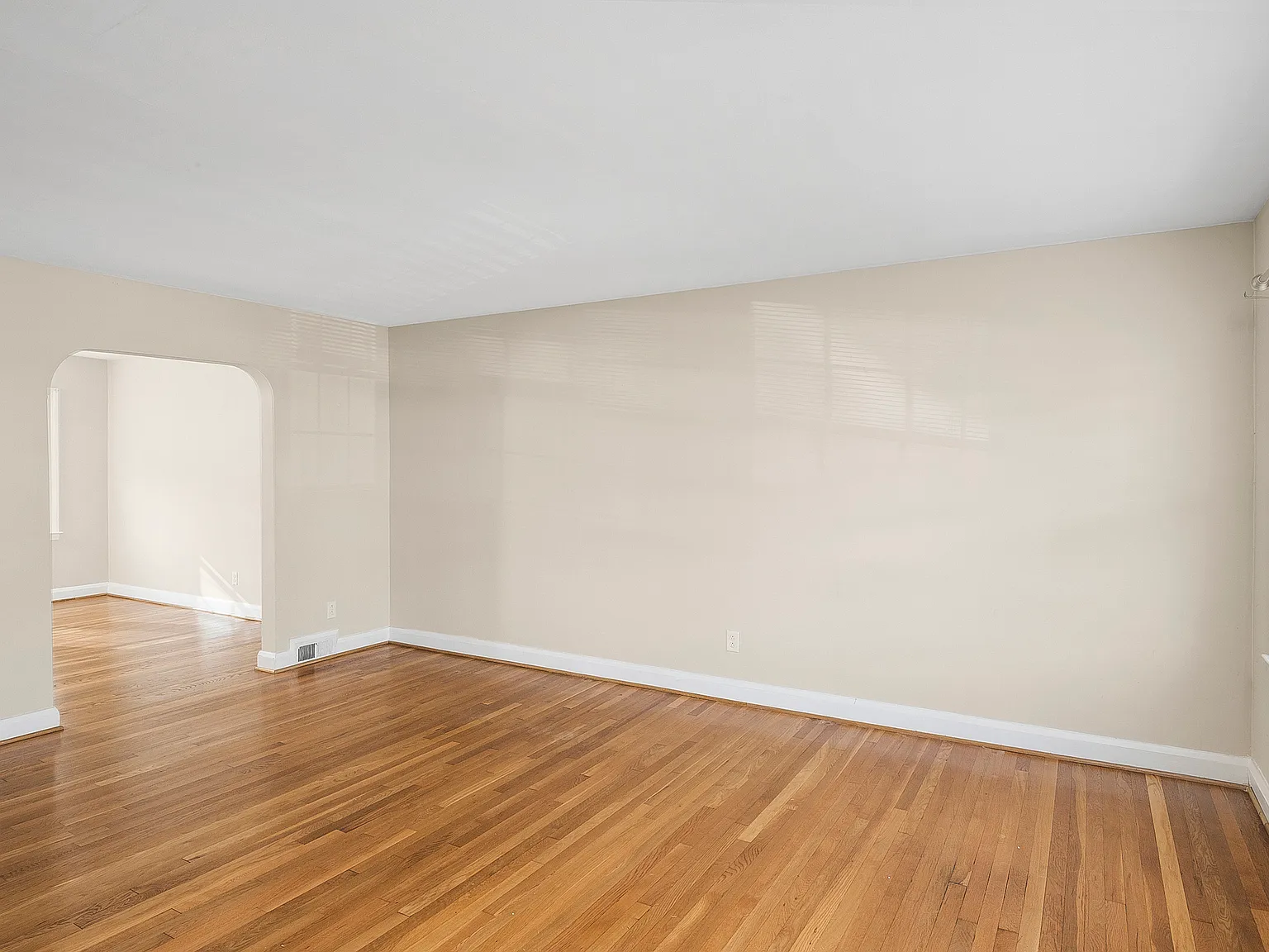 3 bed, 1760 sqft, $2,400 — Photo 2