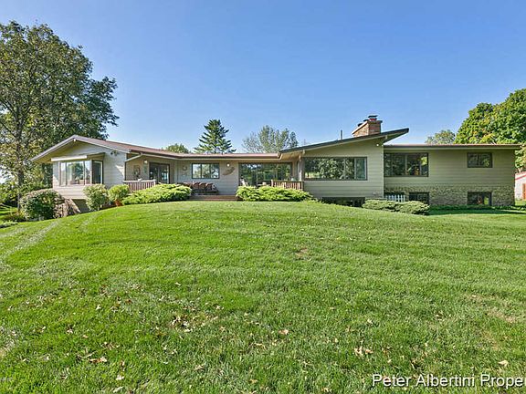 3rd image of 3630 Glenn Dr SE
