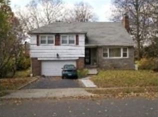 809 Pepperidge Rd, Westbury, NY 11590