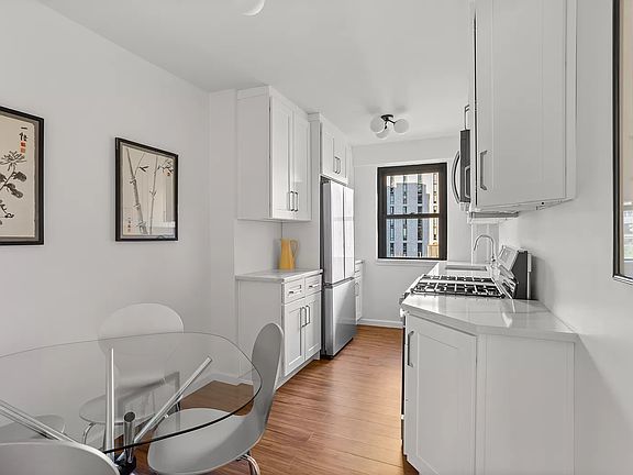 4th image of 387 Grand St APT K807