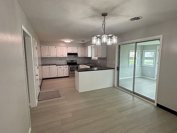 5th image of 436 Southbrook Dr