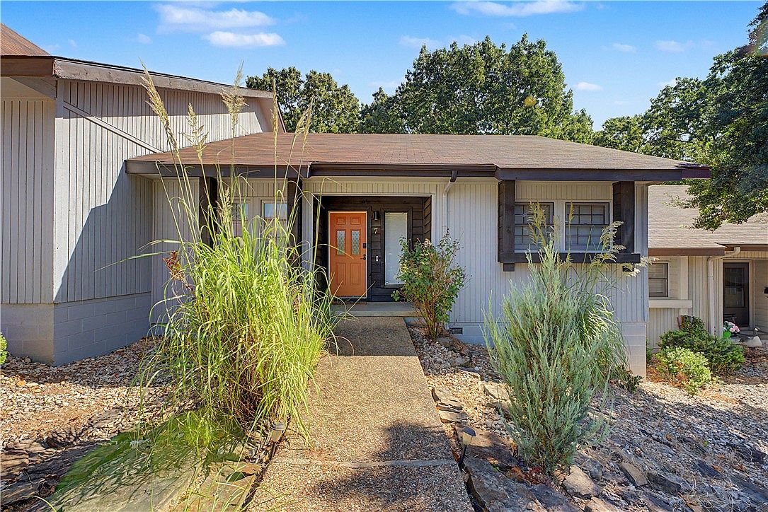 7 Melinda Ln