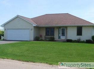 203 Leeward Ln, Rochelle, IL 61068
