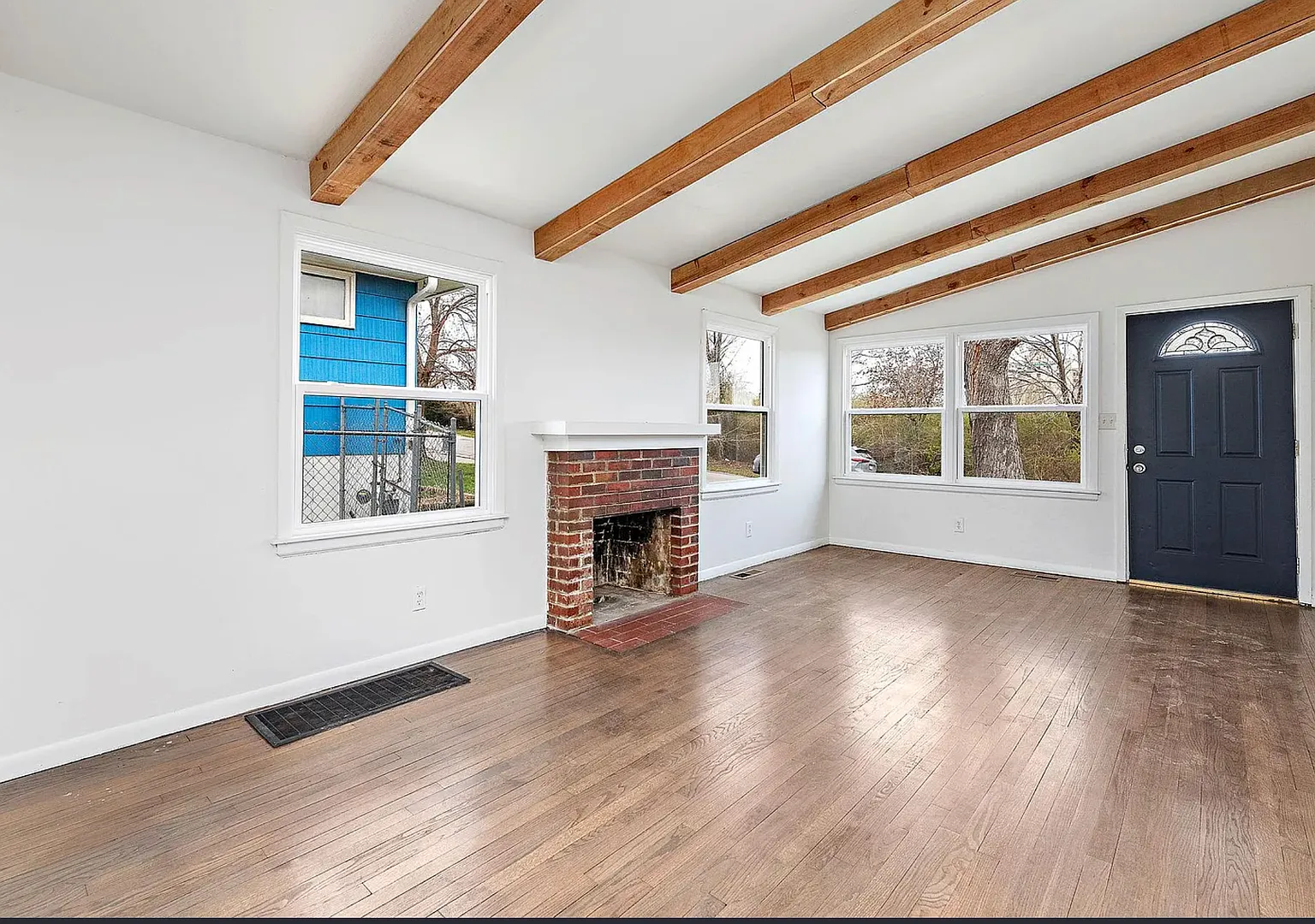 Charming 3 bedroom home with huge yard! — Photo 3