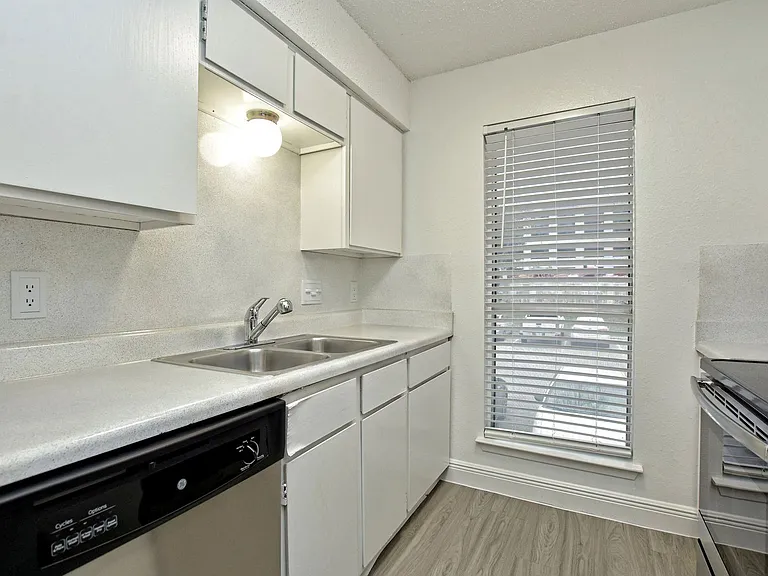 St. Edwards Place Apartments — Photo 39