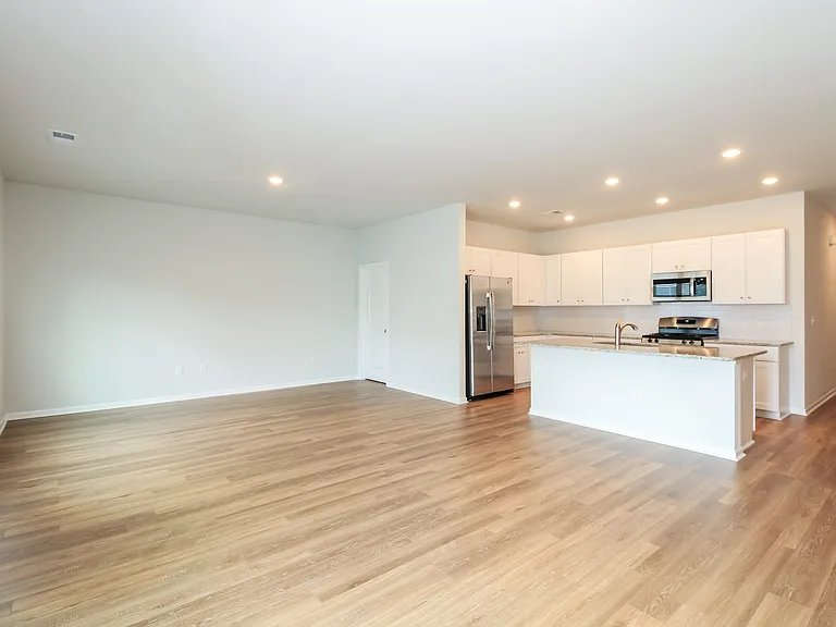 128 S Reindeer Rd — Photo 2