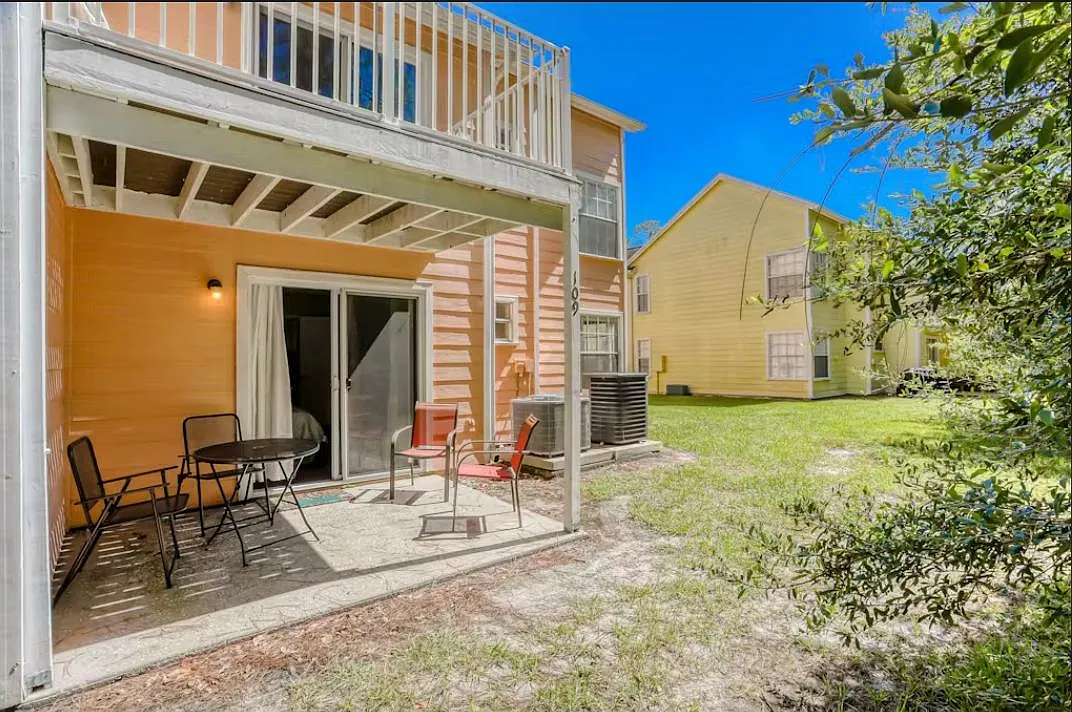 3 bed, 1350 sqft, $2,400 — Photo 2