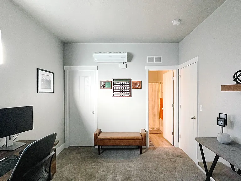 325 E 40th St — Photo 9