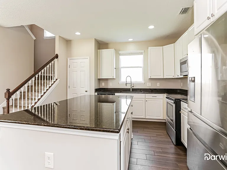 338 Vineyard Ln — Photo 5