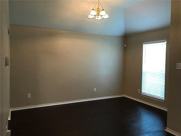5th image of 216 Silvercreek Dr