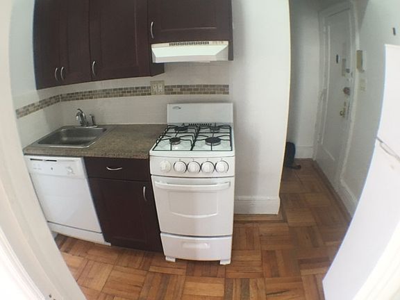 3rd image of 141 E 61st St APT 3E