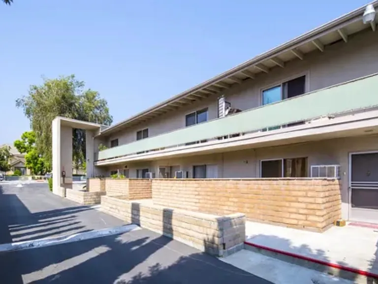 922 W Duarte Rd #11 — Photo 2