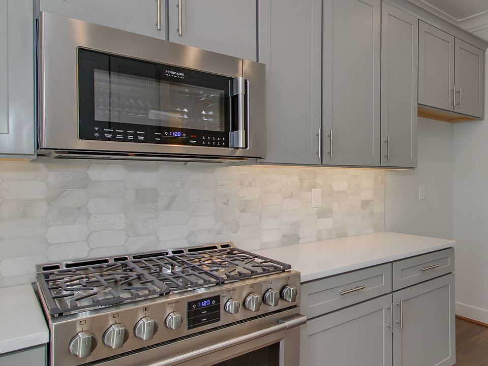 2nd image of 2901 Bluegrass Ln