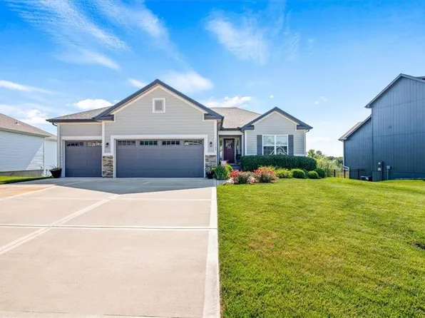 17703 Grey Hawke Rdg, Smithville, MO 64089