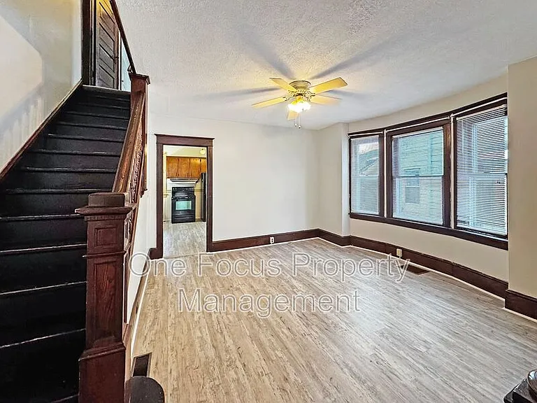 325 Percy St — Photo 6
