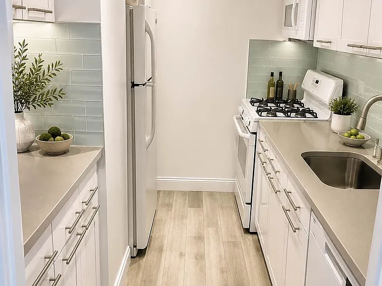 300 E 33rd St #12P — Photo 2