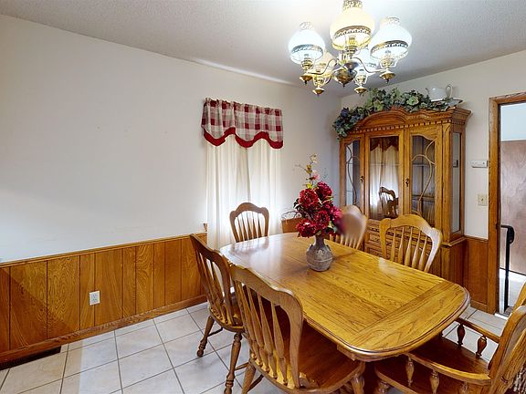 3rd image of 105 S Camargo St