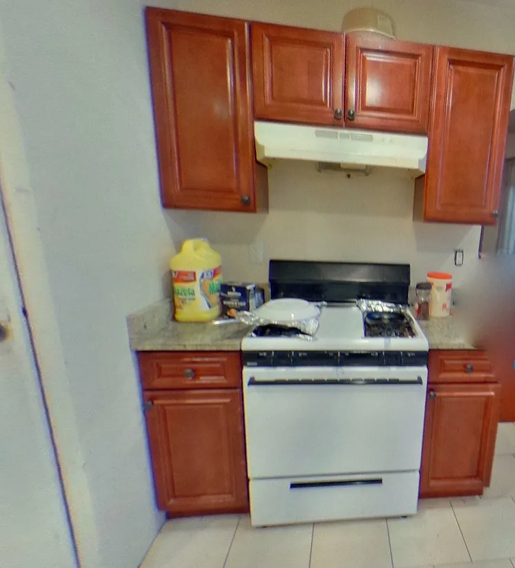 24 Everett St — Photo 2