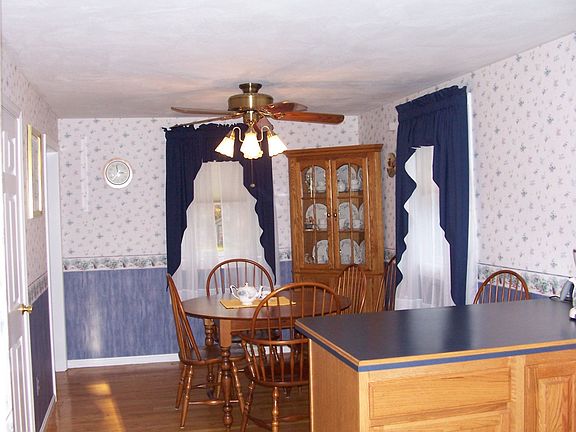 Diningroom Open to Country Kitchen