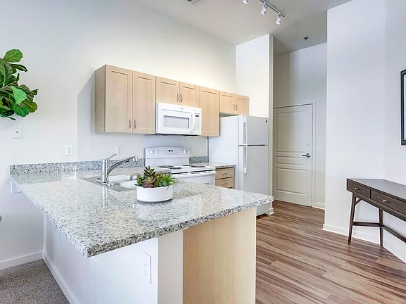 4th image of 827 Park Ave W #Se304