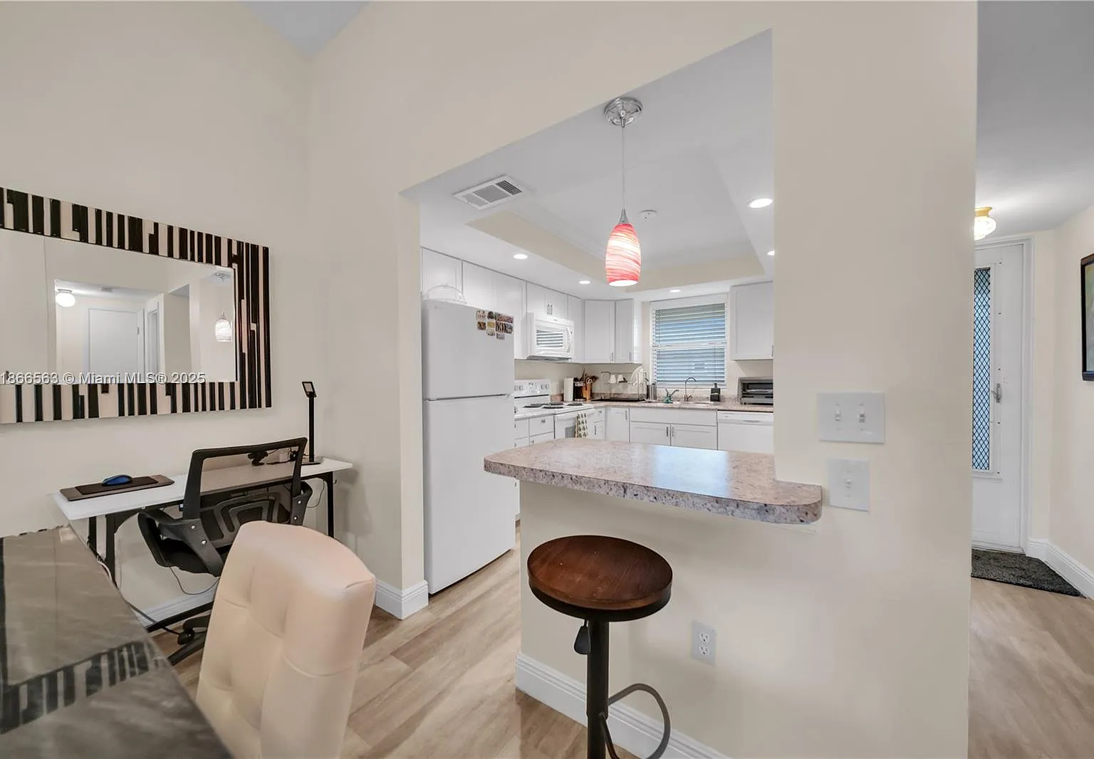 2 bed, 2.0 bath, 1117 sqft, $1,800 — Photo 4
