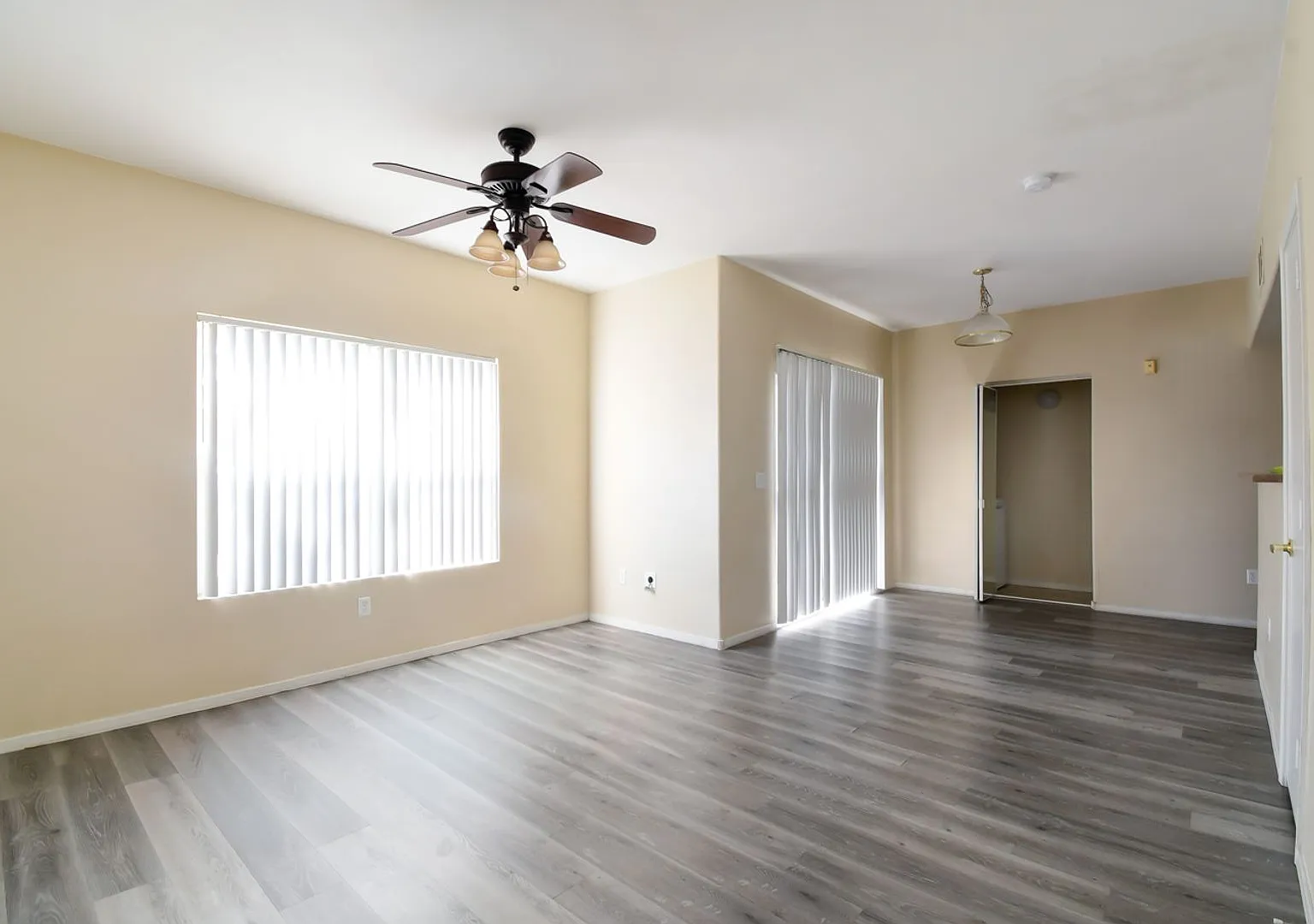 Beautiful Must See Condo! — Photo 2