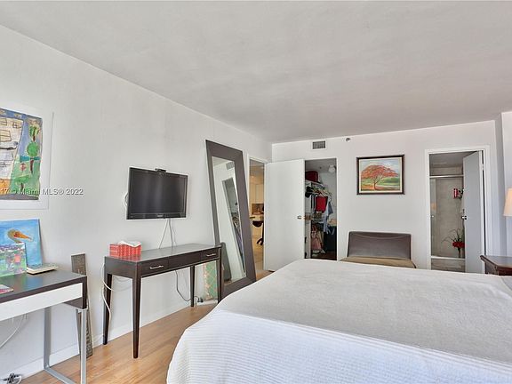 5th image of 555 NE 15th St APT 10G