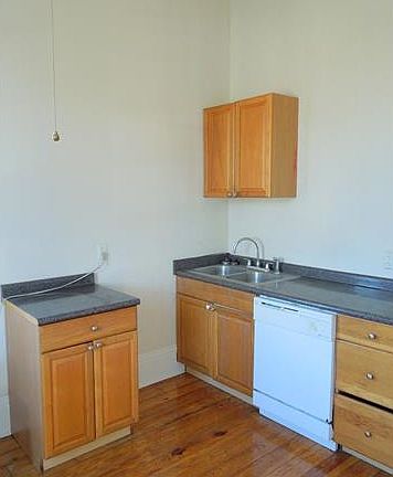 4th image of 210 N Carrollton Ave
